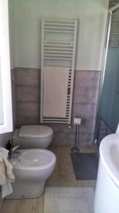 La salle de bains est pourvue de toilettes et d'un lavabo. dans l'établissement The Clarinet, à Monsummano
