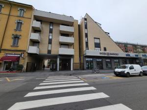 einen Fußweg auf einer Straße vor einem Gebäude in der Unterkunft San Siro Terrace Attic Apartment Milano in Mailand