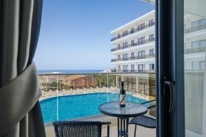 vista para uma piscina a partir de um quarto de hotel em Hotel BH em Dobra Voda