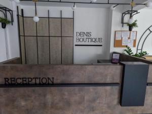 a reception desk with a sign that reads drinks boutique at Denis Boutique in Eforie Nord