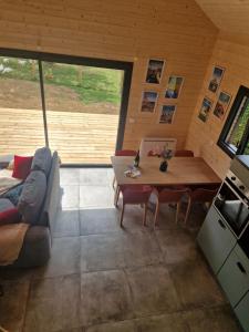 ein Wohnzimmer mit einem Sofa und einem Tisch in der Unterkunft Le Chalet de St Vigor in Saint-Vigor-le-Grand