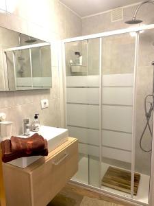 y baño con lavabo y ducha acristalada. en Casa Concha do Caserón do Viaxeiro en Mondoñedo