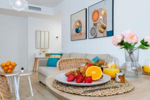 - une table avec une assiette de fruits dans le salon dans l'établissement Terralmar Beach & City, à Malaga