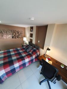 a bedroom with a bed and a desk and a chair at S66 SUPER BONITO Y EQUIPADO MINI DEPTO A 100 METROS ITESM CEM in Mexico City