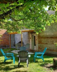 a group of chairs and a table in a yard at L'écrin de Louise in Barry-dʼIslemade