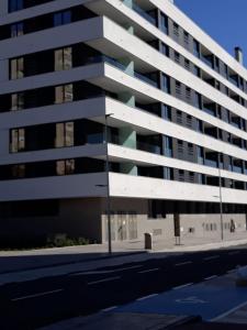 un grand bâtiment blanc sur le côté d'une rue dans l'établissement Terralmar Beach & City, à Malaga