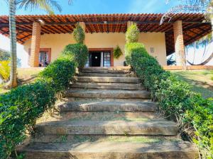 a set of stairs leading to a house at Chácara Rancho da Coruja in Itu