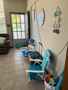 Zona de estar de 2-BR Modern Oceanfront Apt Steps from Playa Sucia