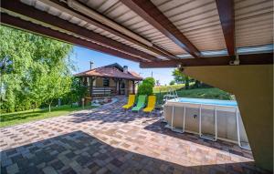 een patio met een zwembad en een huis bij Pet Friendly Home In Kraj Donji With Wifi in Donji Kraj