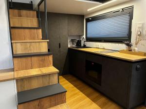 cocina con encimera de madera y ventana en Sea Side Tiny House London, en Salzhemmendorf