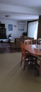 - un salon avec une table et un canapé dans l'établissement Apartments Jadro, à Kali