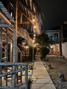un edificio con un sentiero di fronte ad esso di notte di COLIBRI GUEST HOUSE a Puerto López