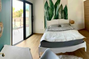 ein Schlafzimmer mit einem Bett mit einem großen Gemälde an der Wand in der Unterkunft Villa d’exception Montpellier in Saint-Jean-de-Védas + 71 Fotos