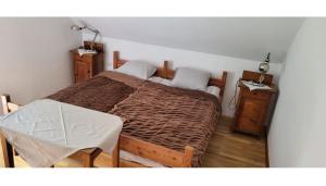 1 dormitorio con 1 cama grande y 2 mesitas de noche en Počitniška hiša pr Puc en Mojstrana