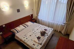 Dormitorio pequeño con cama con manta en Villa Dimar 2B, en Lozenets