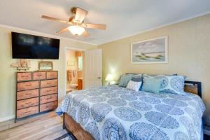 1 dormitorio con 1 cama y ventilador de techo en Lakefront Fair Play Vacation Rental, Pets Welcome!, en Fair Play