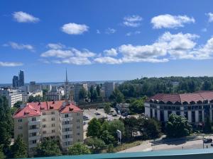 z góry widok na miasto z budynkami w obiekcie Apartament z widokiem na morze w mieście Gdynia