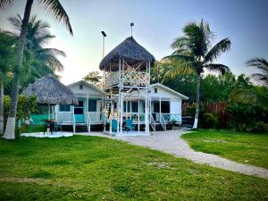 una casa con cenador en el patio en Hermosa Cabaña Caribeña en la Laguna de Bacalar, en Bacalar