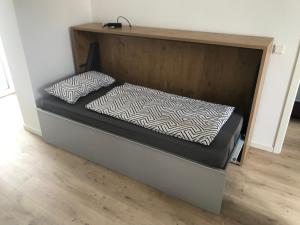 a bed in a room with a wooden headboard at Erholungszeit - Mein kleines Paradies in Bad Kreuznach