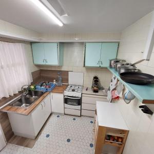 uma pequena cozinha com um lavatório e um fogão em Beach Apartment in Cullera em Cullera