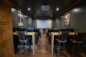 Un bar con sillas y una pantalla en una habitación. en North Twin Lake House, en Phelps