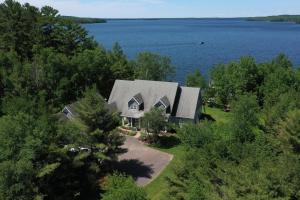 una vista aérea de una casa a orillas de un lago en North Twin Lake House, en Phelps