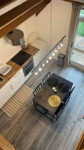 an overhead view of a kitchen with a table and chairs at Leuke bungalow in Noord-Holland in Opmeer