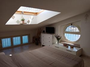 a bedroom with a bed and a skylight at Rosa dei venti in Scilla