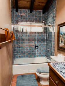 a bathroom with a tub and a toilet and a sink at Su Casa in Ensenada