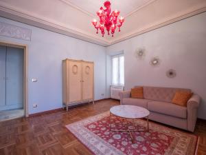 salon z kanapą i stołem w obiekcie Casa Balzola - Suite Incanto w Alassio