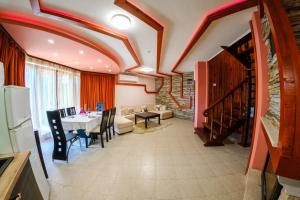- un salon avec une table et une salle à manger dans l'établissement Pamporovo Cottage Savov, à Pamporovo