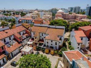 una vista aérea de una ciudad con edificios en Villa Amour Charming Duplex Apartment on Marina en Quarteira