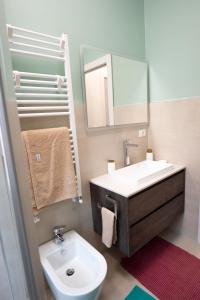 uma casa de banho com um lavatório e um espelho em Maison SINDBAD em Pero