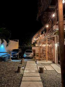 um carro estacionado ao lado de um edifício à noite em COLIBRI GUEST HOUSE em Puerto López