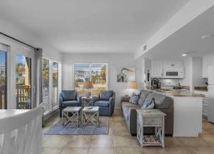 uma sala de estar com um sofá e uma cozinha em Sugar Sands-Luxury 1st Floor 2BR 2BA Private Beach em Gulf Shores