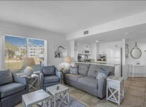 ein Wohnzimmer mit einem Sofa und einer Küche in der Unterkunft Sugar Sands-Luxury 1st Floor 2BR 2BA Private Beach in Gulf Shores