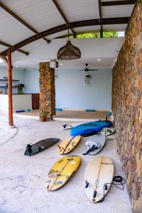 eine Gruppe von Surfbrettern, an einer Wand aufgestellt in der Unterkunft Inlight Lombok Beach Hotel in Kuta Lombok