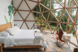 Postel nebo postele na pokoji v ubytování Terramia Estate