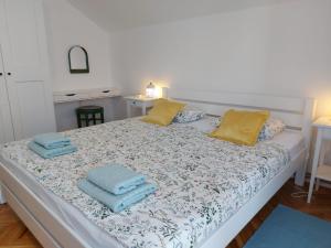 a bedroom with a bed with towels on it at Apartman Nada in Ozalj