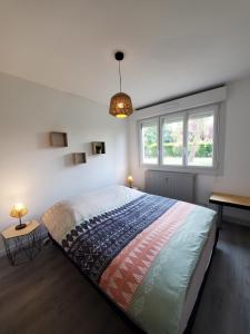 - une chambre avec un grand lit et une fenêtre dans l'établissement Sweet appartement entier Metz Sablon Gare 75 m2, à Metz