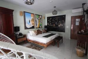1 dormitorio con 1 cama, mesa y sillas en Ekléctic Hotel Boutique en Guadalajara