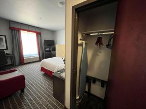 Postel nebo postele na pokoji v ubytování Quality Inn & Suites