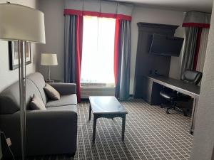 TV a/nebo společenská místnost v ubytování Quality Inn & Suites