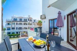 un tavolo con un cesto di frutta sul balcone di La Cala on the beach sunsets view. a La Cala de Mijas