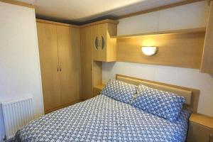 Postel nebo postele na pokoji v ubytování Carnaby Holiday Caravan, West Sands, Selsey