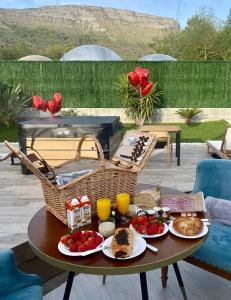 einen Tisch mit Speisen und Getränken auf einer Terrasse in der Unterkunft Sierra Salvada Bubbles in Salmantón