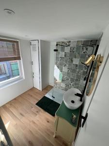 La BouilleにあるLocation de maison Au fil de l O la Bouilleの洗面台と鏡のあるバスルーム