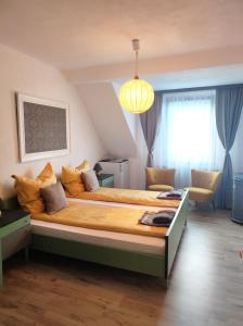 a bedroom with a large bed in a room at Mosel Boutique in Bruttig-Fankel