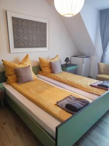 Habitación pequeña con 2 camas en Mosel Boutique, en Bruttig-Fankel