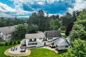 una vista aérea de una gran casa blanca en Spruce, en Bethel